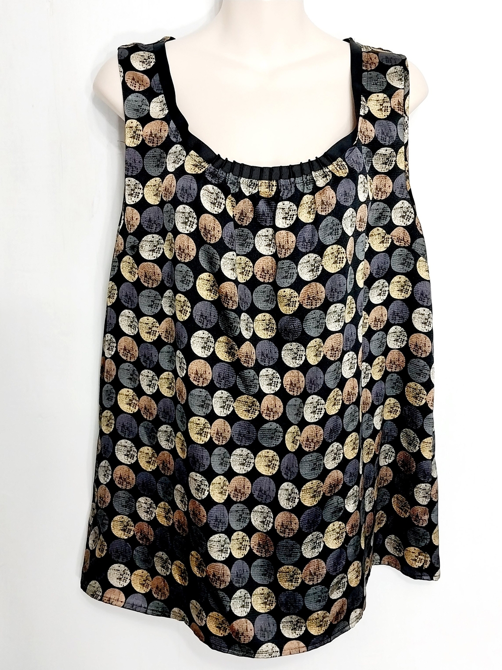 🔵BOGO FREE🔵 The Limited Top Dots Sleeveless Sz L